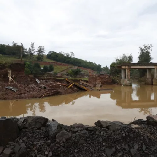 A ponte entre Caraá e Santo Antônio da Patrulha foi destruída durante a passagem de um ciclone em junho do ano passado - Foto: Luís André Lima/Secom